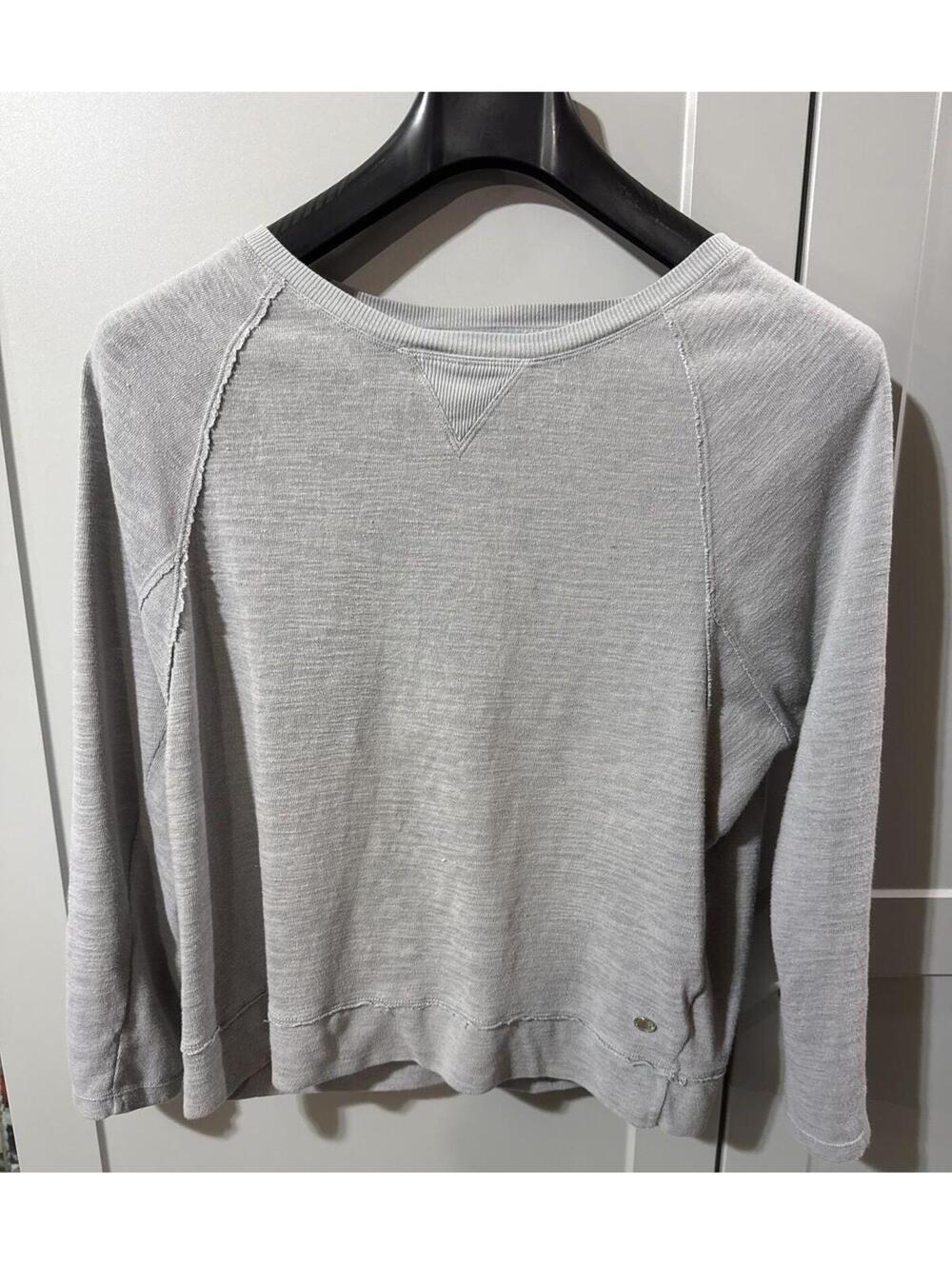 Calvin Klein Performance Light Gray Long Sleeve Pullover - Comfy & Stylish!